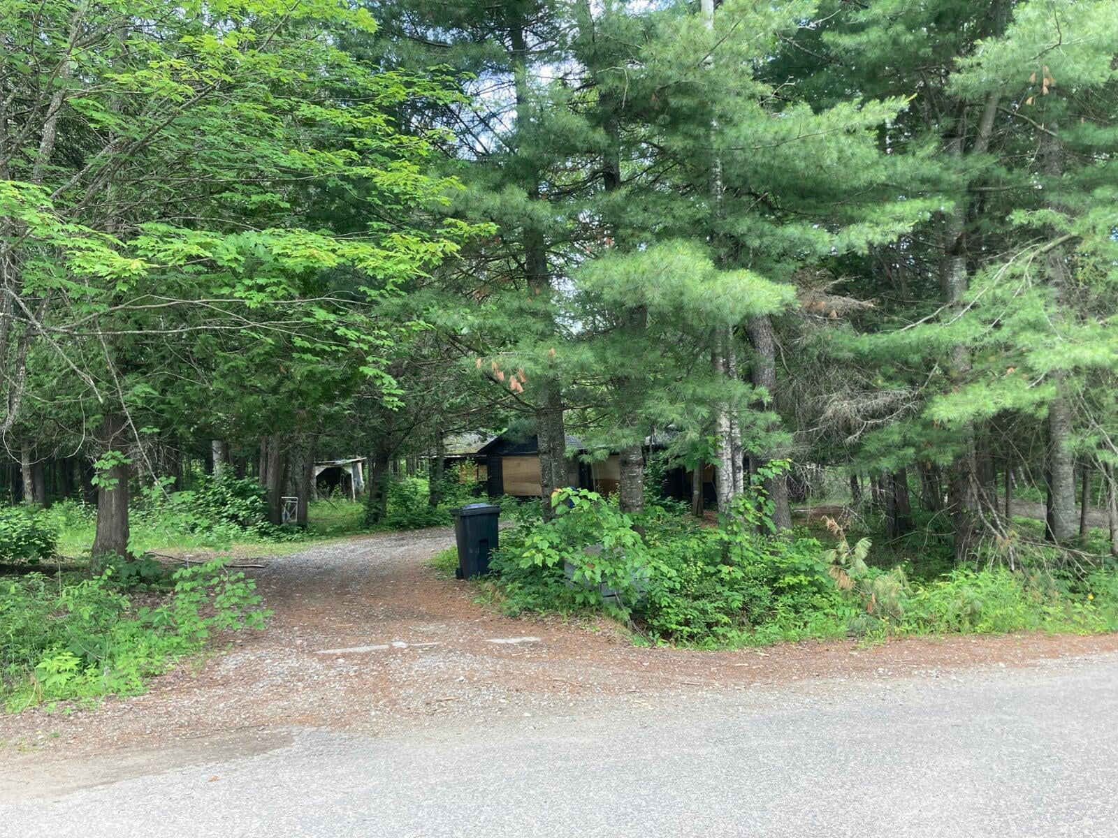 "Photograph of a prime corner land in Chertsey, QC with address 980 2e Rue, J0K 3K0. This property includes a pre-acquired construction permit from the city due to rights from the previous house. Priced at 45,000 CAD, it comes with soil testing, demolition permit, and an architectural plan by a technologist. Strategically located for easy access and visibility, this is a promising real estate investment opportunity."